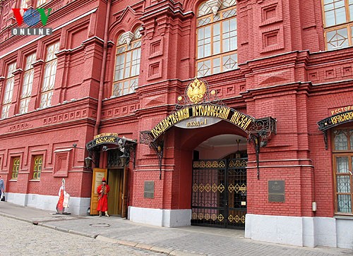 Viện bảo tàng lịch sử Nga ở phía bắc Quảng trường với hình dáng tương tự như các tháp Kremli
